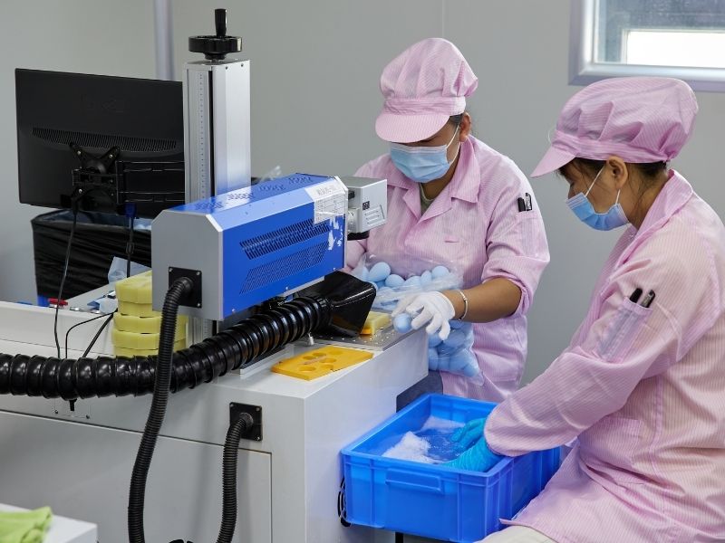 controllo-qualità-fornitore-di-puff-cosmetici (2) produzione-all-ingrosso-di-spugne-trucco