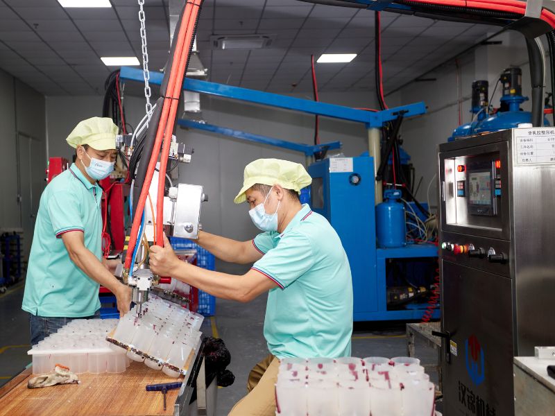 Rigoroso controllo di qualità delle spugne cosmetiche per garantire morbidezza, durata e standard di igiene.